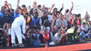 Мигранти на палубата на патрулния кораб CP327 на италианската брегова охрана, който пристига в пристанището на Лампедуза, 18 септември 2023 г.